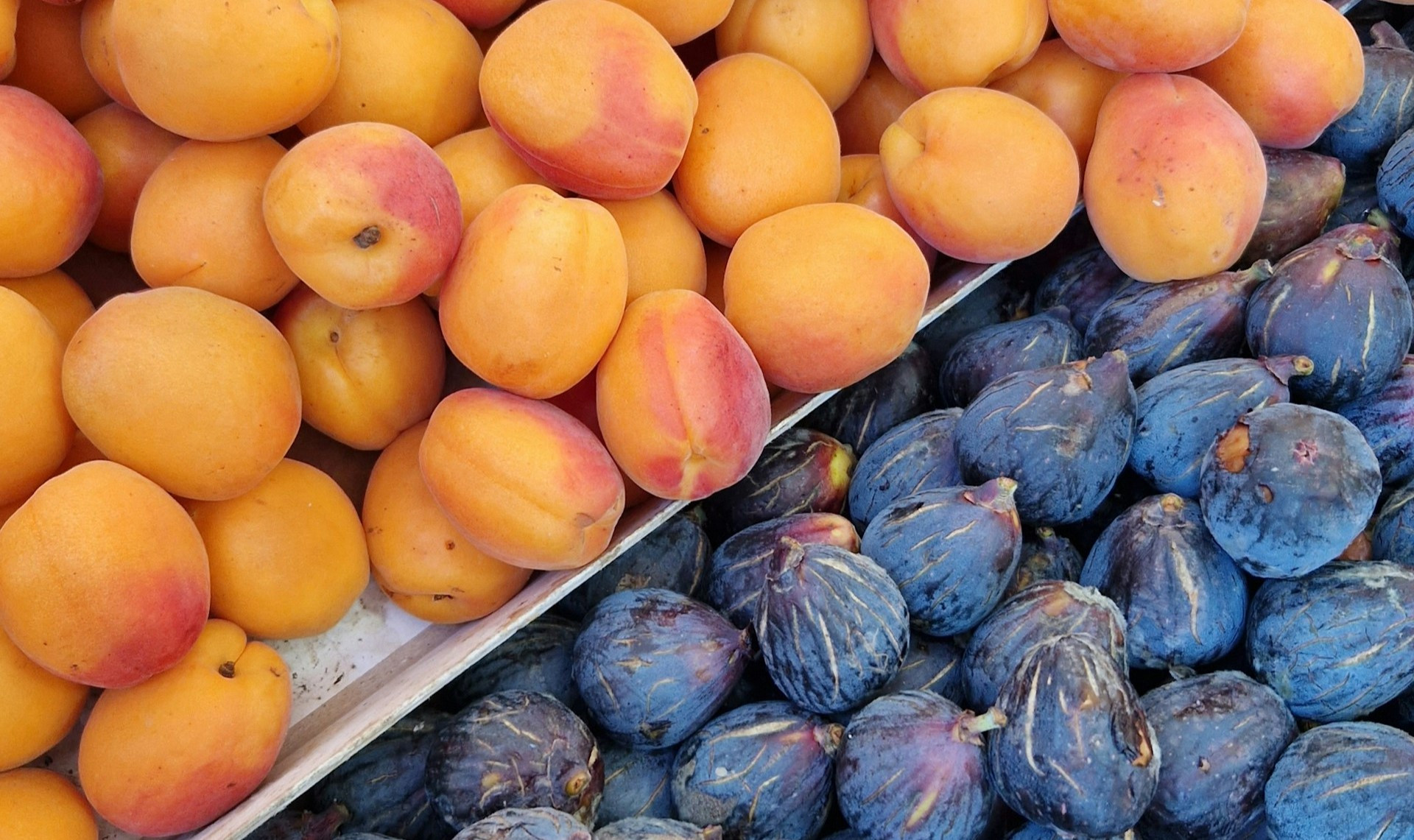 Twee soorten fruit in bakken
