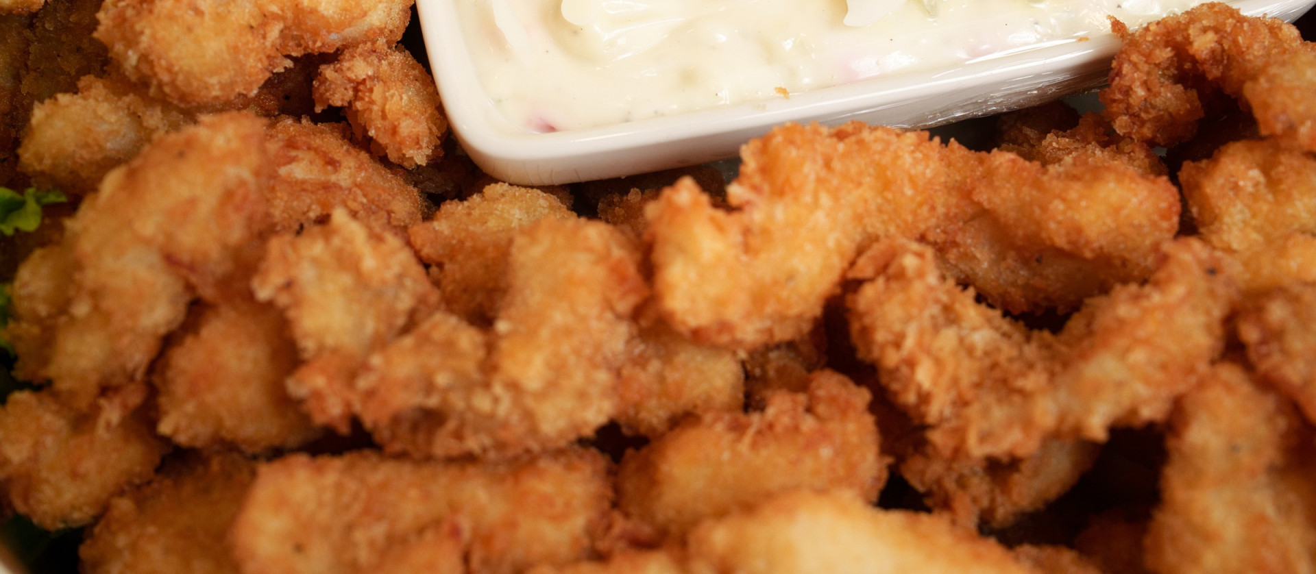 Gebakken kibbeling met een bakje saus