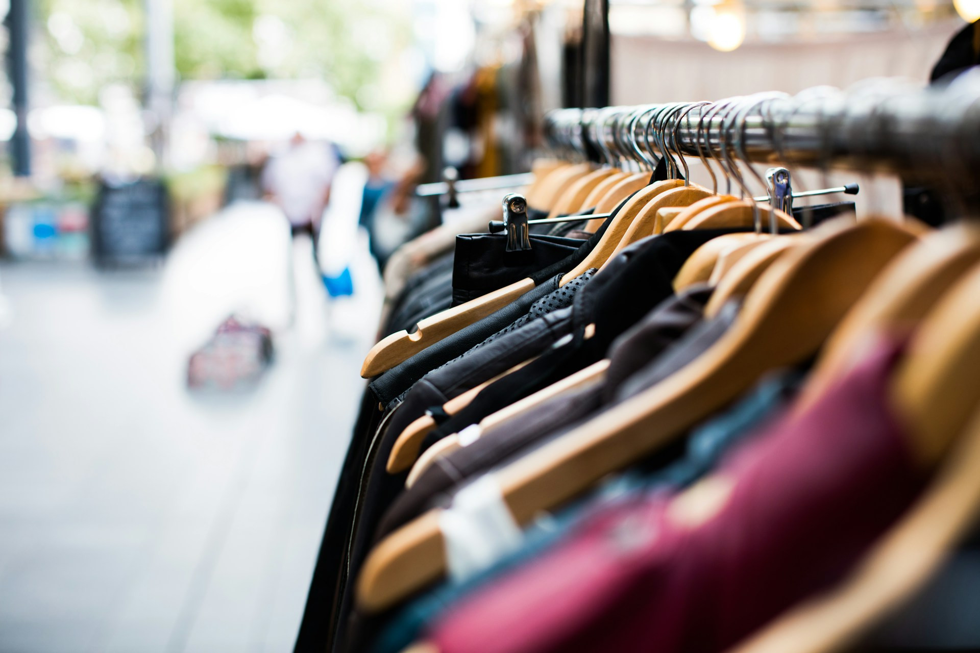 Kledingrek met kleerhangers waaraan kleding is gehangen