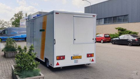 Achteraanzicht van een aanhangwagen voor diverse branches