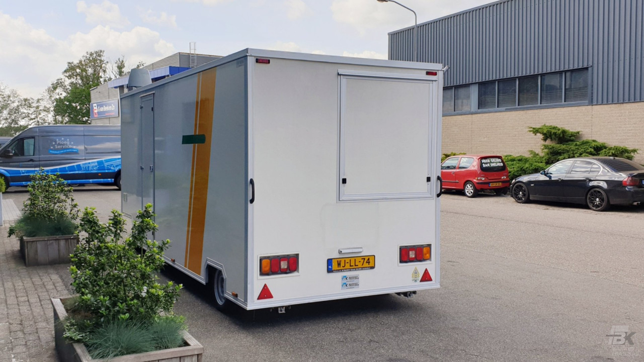 Achteraanzicht van een aanhangwagen voor diverse branches