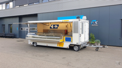 Zijaanzicht van een aanhangwagen voor diverse branches met geopende luifel