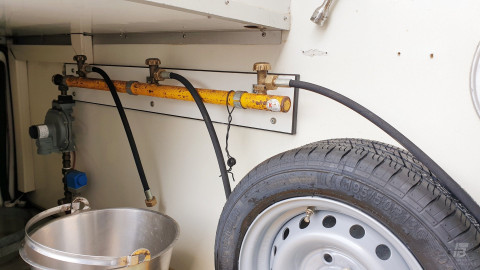 Kabels, leidingen en reserveband van een aanhangwagen voor vis