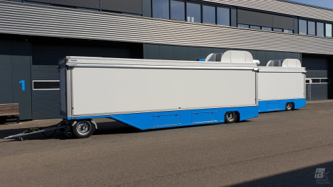 Zijaanzicht van twee verkoopwagens voor vis met gesloten luifels