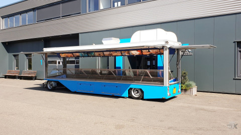Zijaanzicht van een aanhangwagen voor vis met geopende luifel