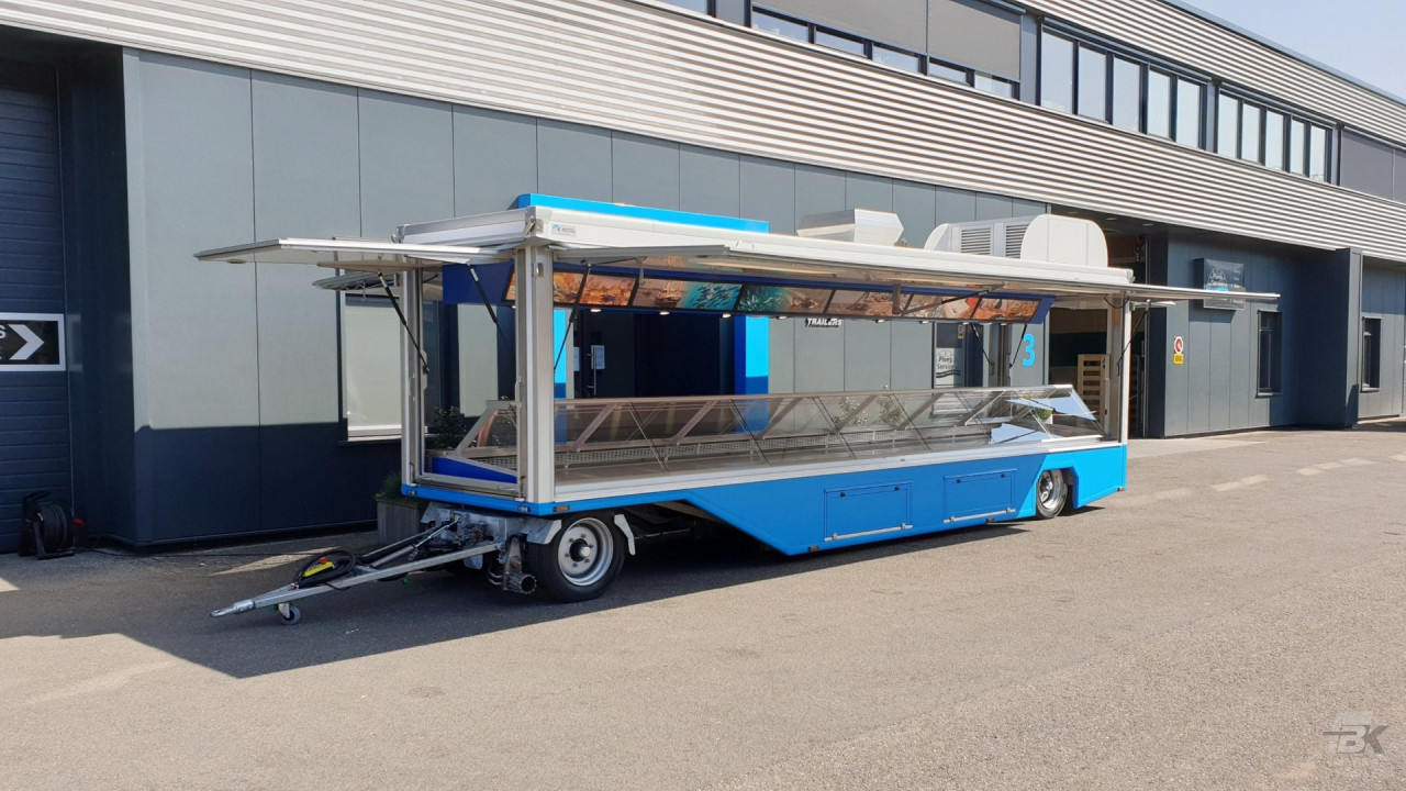 Zijaanzicht van een aanhangwagen voor vis met geopende luifel