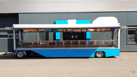 Zijaanzicht van een aanhangwagen voor vis met geopende luifel