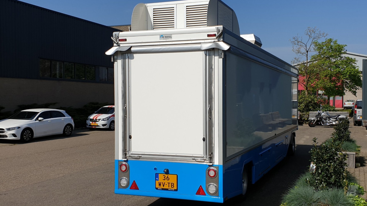 Achteraanzicht van een aanhangwagen voor vis