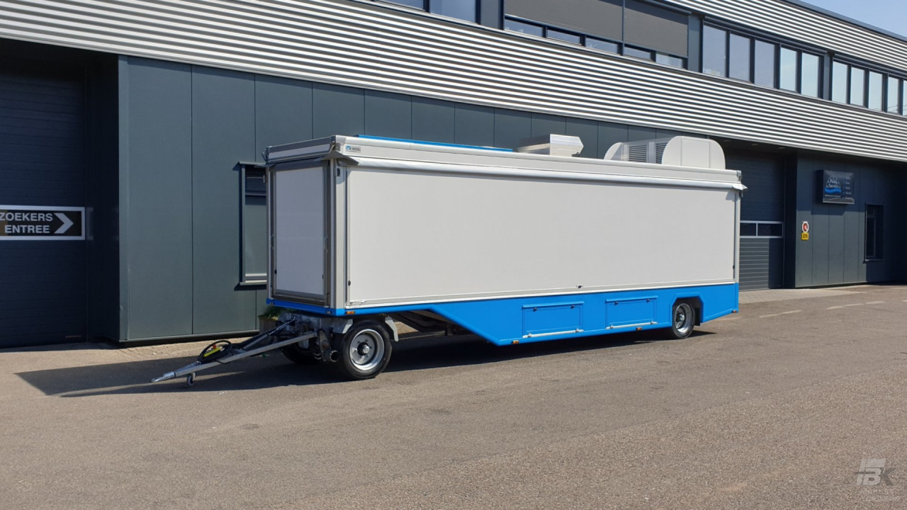 Zijaanzicht van een aanhangwagen voor vis met gesloten luifel