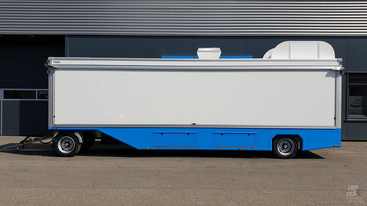Zijaanzicht van een aanhangwagen voor vis met gesloten luifel