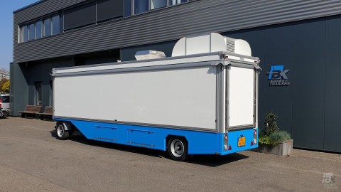 Zijaanzicht van een aanhangwagen voor vis met gesloten luifel