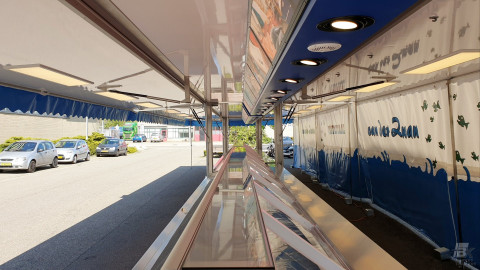 Binnenkant van twee verkoopwagens voor vis