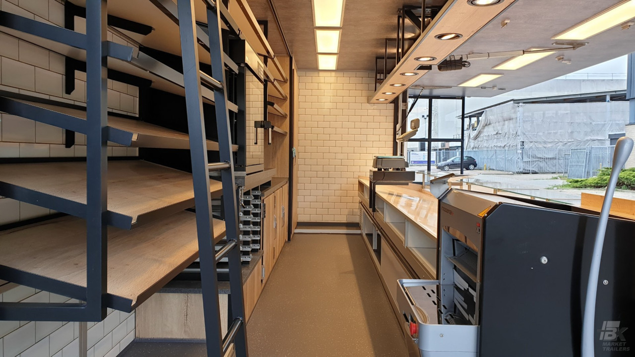 Binnenkant van een verkoopwagen voor brood en banket