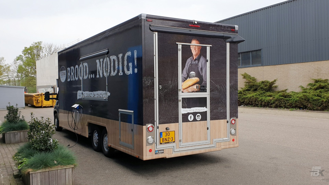 Achteraanzicht van een verkoopwagen voor vis
