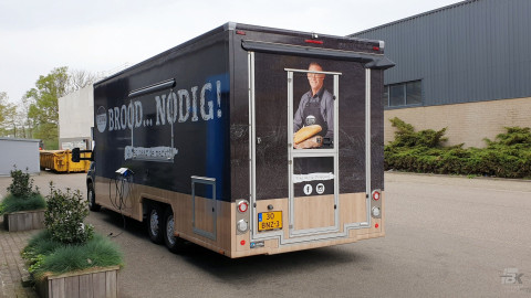 Achteraanzicht van een verkoopwagen voor vis