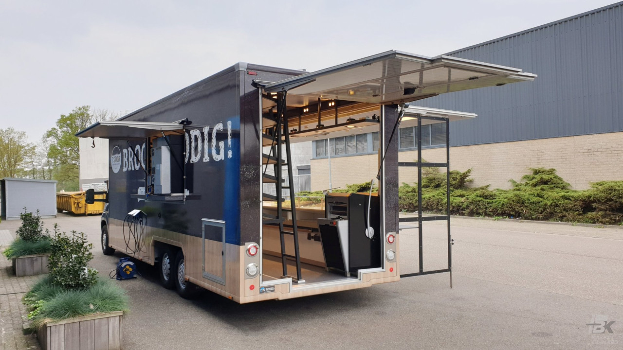 Achterkant van een verkoopwagen voor brood en banket met geopende luifel