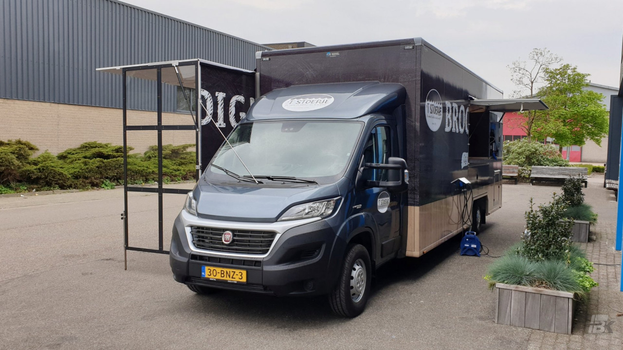 Vooraanzicht van een verkoopwagen voor brood en banket