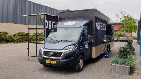 Vooraanzicht van een verkoopwagen voor brood en banket