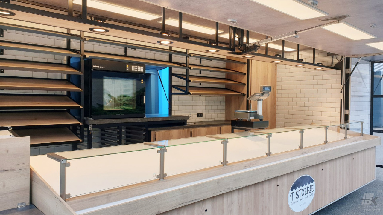 Binnenkant van een verkoopwagen voor brood en banket