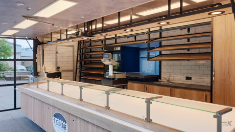 Binnenkant van een verkoopwagen voor brood en banket