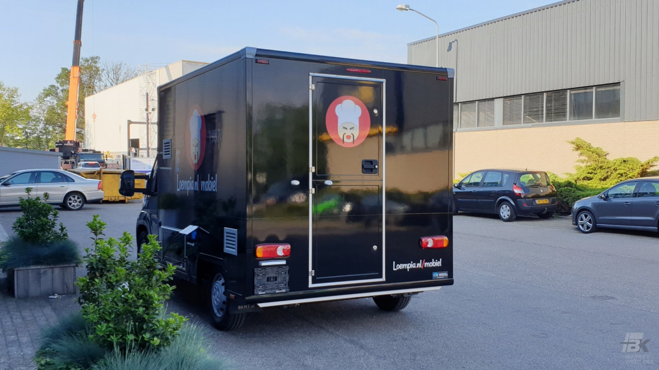 Achteraanzicht van een verkoopwagen voor loempia's