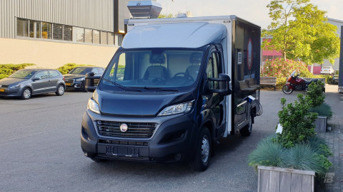 Vooraanzicht van een verkoopwagen voor loempia's