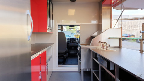 Binnenkant van een verkoopwagen voor loempia's