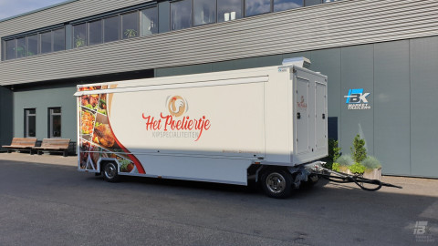 Zijaanzicht van een aanhangwagen voor kipspecialiteiten met gesloten luifel
