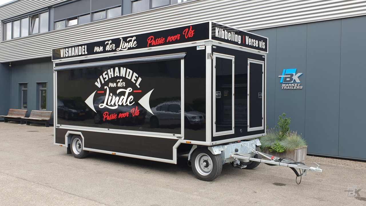 Zijaanzicht van een aanhangwagen voor vis met gesloten luifel