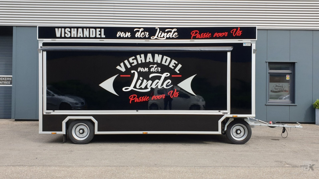 Zijaanzicht van een aanhangwagen voor vis met gesloten luifel