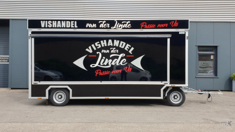 Zijaanzicht van een aanhangwagen voor vis met gesloten luifel