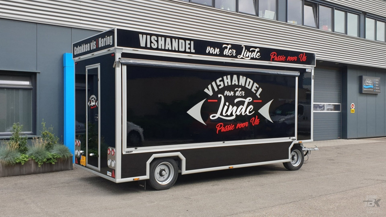 Zijaanzicht van een aanhangwagen voor vis met gesloten luifel