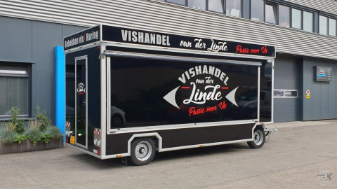Zijaanzicht van een aanhangwagen voor vis met gesloten luifel