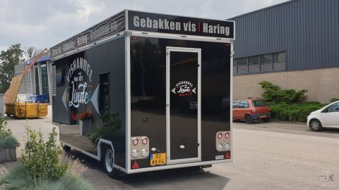 Achteraanzicht van een aanhangwagen voor vis