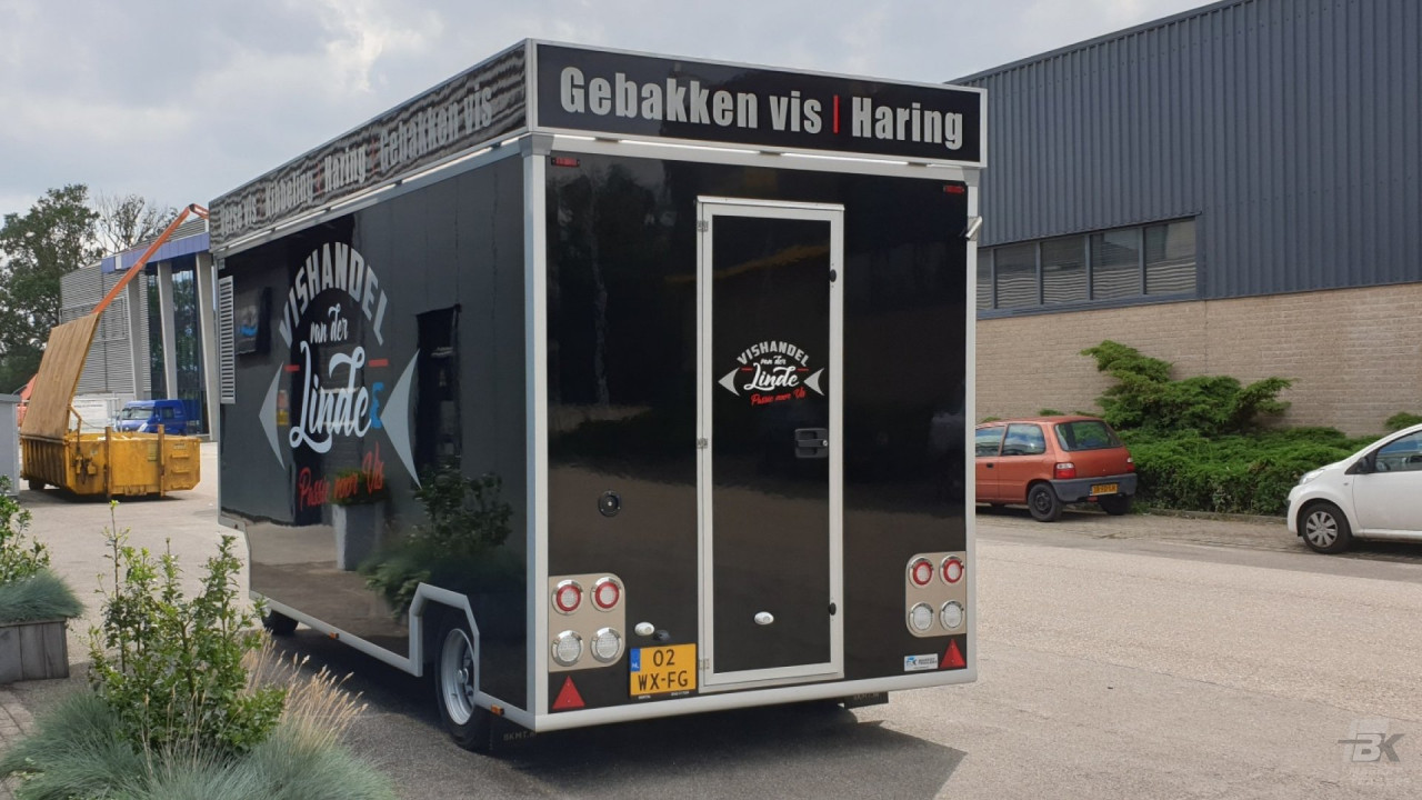 Achteraanzicht van een aanhangwagen voor vis
