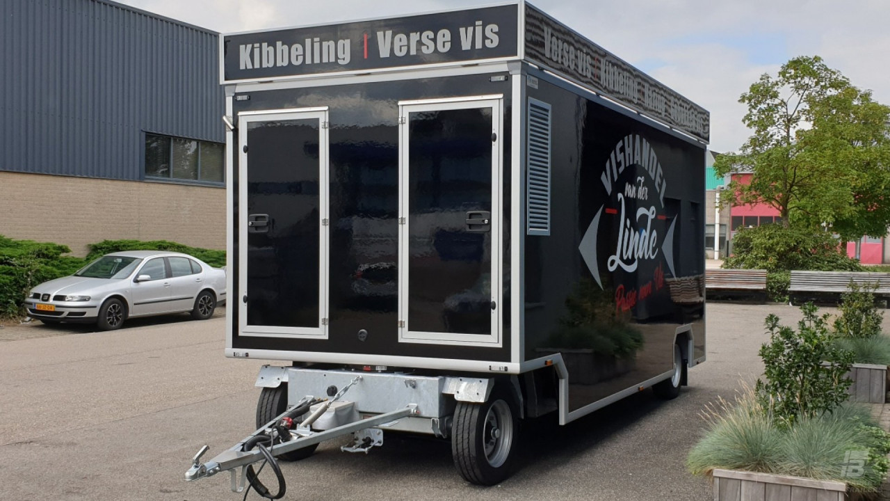 Vooraanzicht van een aanhangwagen voor vis