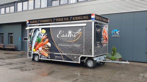 Zijaanzicht van een aanhangwagen voor vis met gesloten luifel