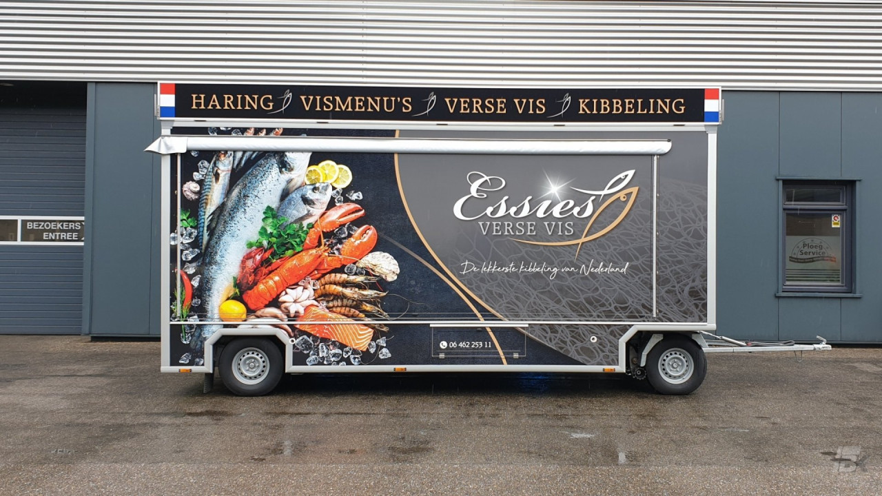 Zijaanzicht van een aanhangwagen voor vis met gesloten luifel