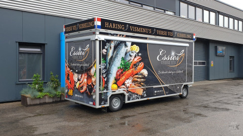 Zijaanzicht van een aanhangwagen voor vis met gesloten luifel