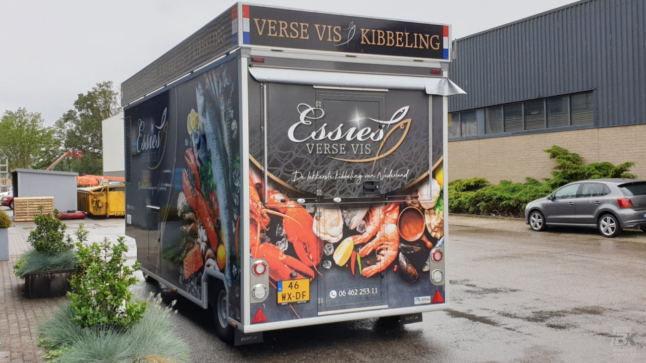 Achteraanzicht van een aanhangwagen voor vis