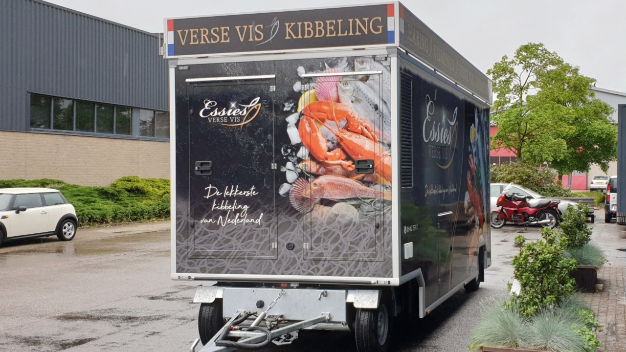 Vooraanzicht van een aanhangwagen voor vis