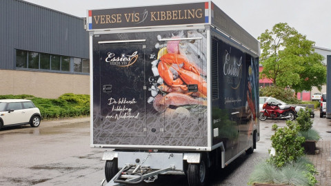 Vooraanzicht van een aanhangwagen voor vis