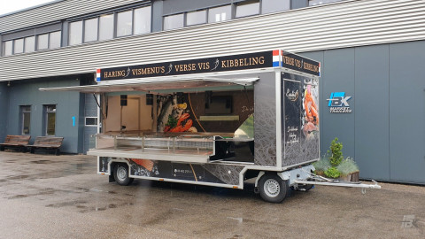Zijaanzicht van een aanhangwagen voor vis met geopende luifel