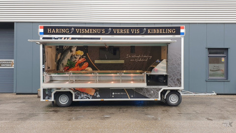 Zijaanzicht van een aanhangwagen voor vis met geopende luifel