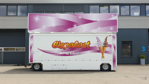 Zijaanzicht van een aanhangwagen voor softijs met gesloten luifel