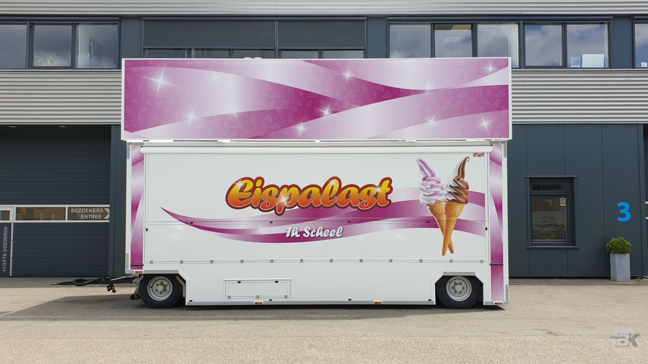 Zijaanzicht van een aanhangwagen voor softijs met gesloten luifel