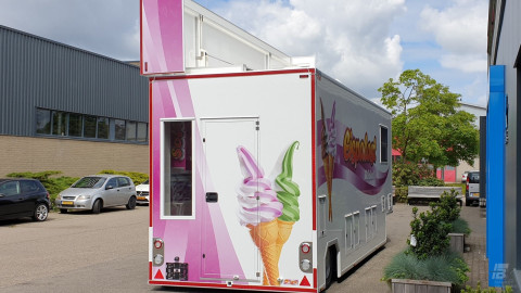 Achteraanzicht van een aanhangwagen voor softijs