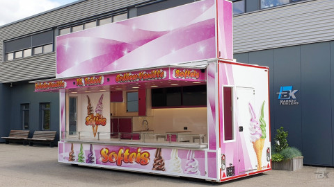 Zijaanzicht van een aanhangwagen voor softijs met geopende luifel