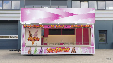 Zijaanzicht van een aanhangwagen voor softijs met geopende luifel