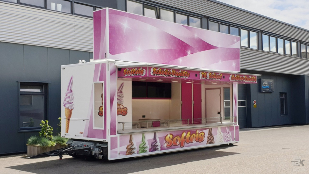 Zijaanzicht van een aanhangwagen voor softijs met geopende luifel